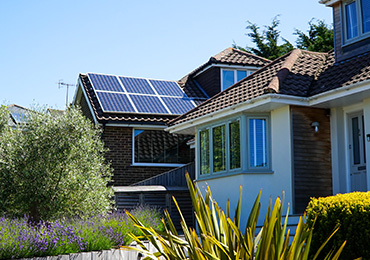 Photovoltaikanlage auf dem Dach eines Wohnhauses von unten Fotografiert