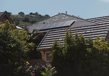 Photovoltaikanlage auf dem Dach eines Wohnhauses von unten Fotografiert
